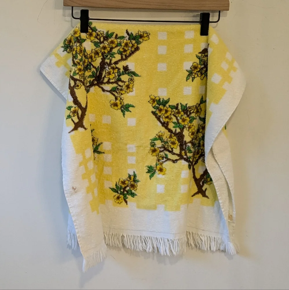 Vintage Made in USA White Yellow Floral Pattern Hand Bath Towel Mid Size